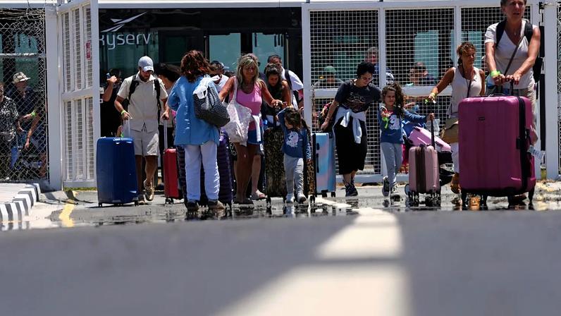 Evacuados de Israel chegam ao aeroporto de Larnaca, Chipre, terça-feira, 24 de junho de 2025