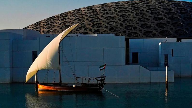 Um veleiro ancorado ao pôr do sol em frente ao Louvre Abu Dhabi em Abu Dhabi, Emirados Árabes Unidos, na quinta-feira, 16 de dezembro de 2021.