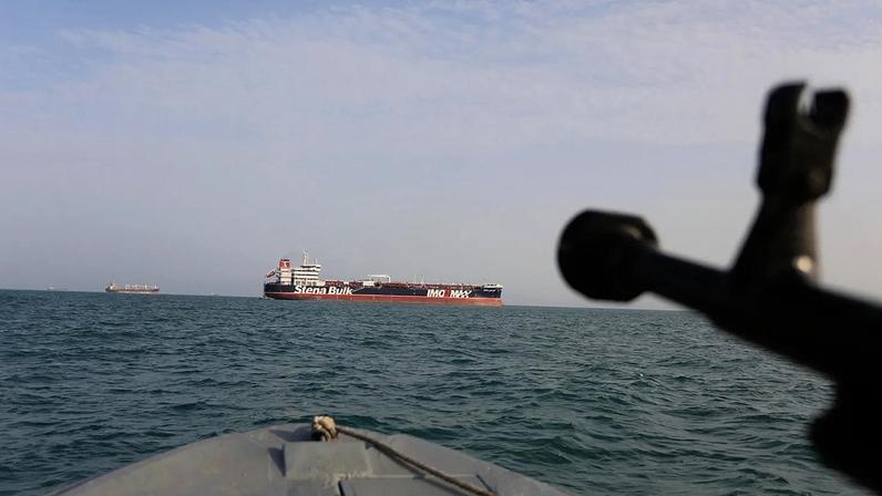 ARQUIVO- Foto de 21 de julho de 2019 mostra lancha rápida da Guarda Revolucionária do Irão a apontar arma ao petroleiro britânico Stena Impero, apreendido no Estreito de Ormuz