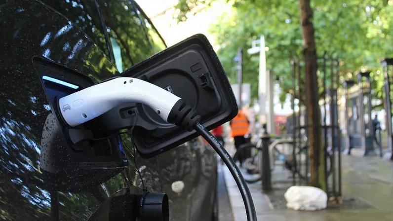 Plano fechado de um carro elétrico a carregar