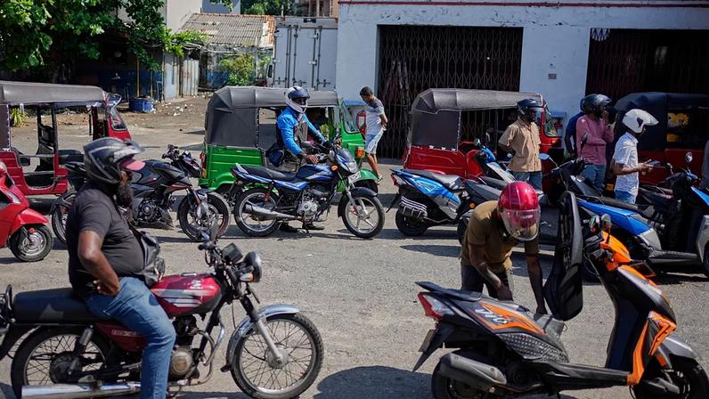 População faz fila para combustível em Colombo, Sri Lanca
