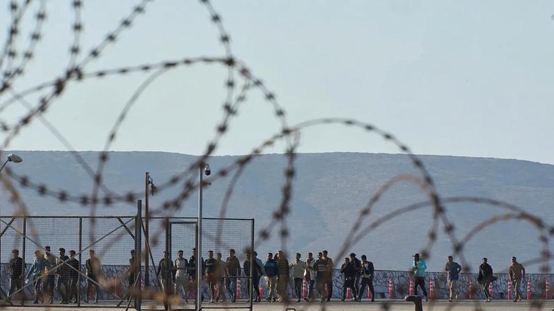 Migrantes resgatados a sul de Creta. Os migrantes irregulares salvos no mar são frequentemente rejeitados pelos países da UE