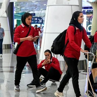 Irão: seleção feminina de futebol vista no aeroporto da Malásia