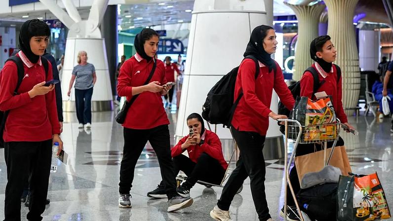 Irão: seleção feminina de futebol vista no aeroporto da Malásia