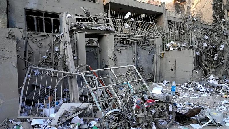 Vêem-se destroços e edifícios danificados após um ataque a uma esquadra de polícia durante a atual campanha militar conjunta EUA-Israel, em Teerão