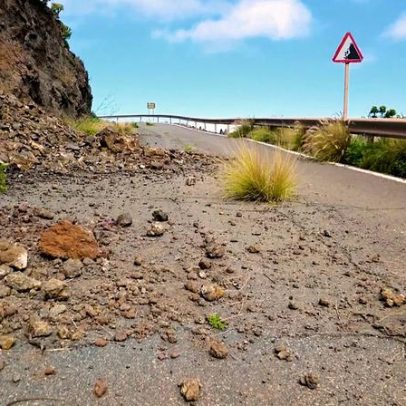 Habitantes ajudam autoridades a localizar deslizamentos na costa atlântica