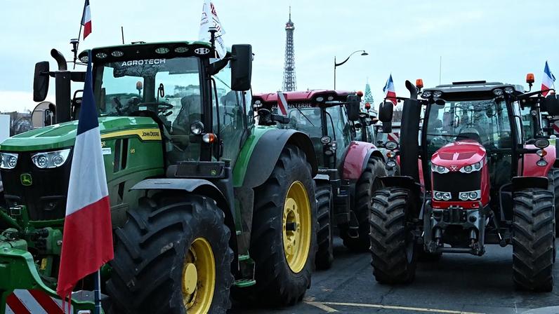 Agricultores protestam contra o acordo comercial entre a UE e a América do Sul no âmbito do Mercosul, que receiam ameaçar os seus meios de subsistência, na terça-feira, 13 de janeiro de 2026, em Paris.