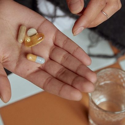Multivitamínicos diários podem abrandar envelhecimento biológico, com ceticismo
