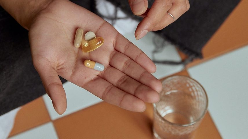 Tomar suplementos vitamínicos diariamente pode ajudar a abrandar o envelhecimento biológico