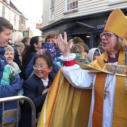 Sarah Mullally torna-se a primeira mulher a liderar a Igreja de Inglaterra