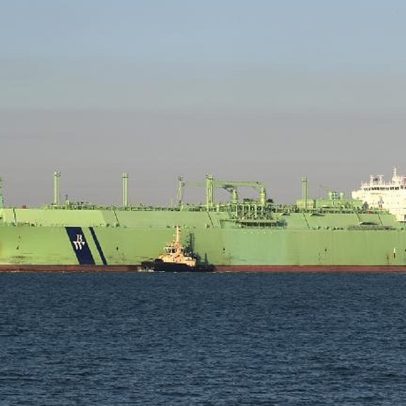 Navio-tanque russo danificado rebocado para a Líbia