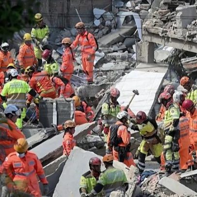 Equipa de resgate procura sobreviventes após desabamento de lar de idosos