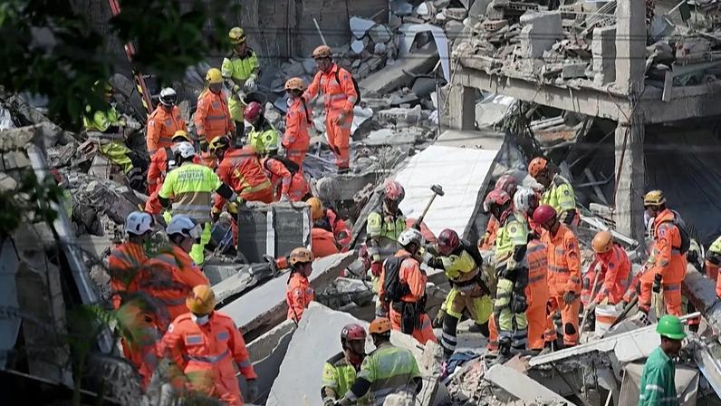 Equipa de resgate procura sobreviventes após desabamento de lar de idosos