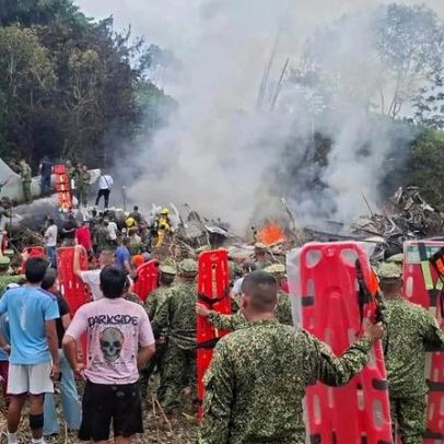 Colômbia: destroços em chamas após queda de avião militar