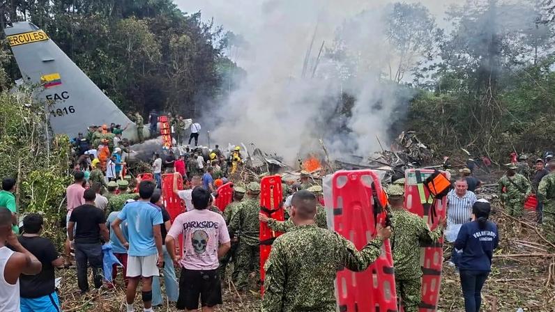 Pessoas junto a um avião de carga militar que se despenhou após descolar de Puerto Leguizamo, na Colômbia