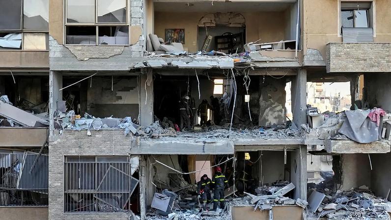 Edifício de apartamentos danificado em Beirute, 11.03.2026.