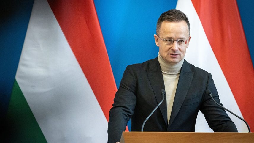 Péter Szijjártó, Ministro dos Negócios Estrangeiros e do Comércio, numa conferência de imprensa para anunciar o novo investimento do Reino do Metal no Ministério dos Negócios Estrangeiros e do Comércio em 17 de março de 2026.