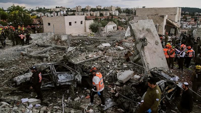 Equipa de salvamento e militares trabalham no local onde várias pessoas morreram num ataque com míssil iraniano em Beit Shemesh, Israel, domingo, 1 de março de 2026