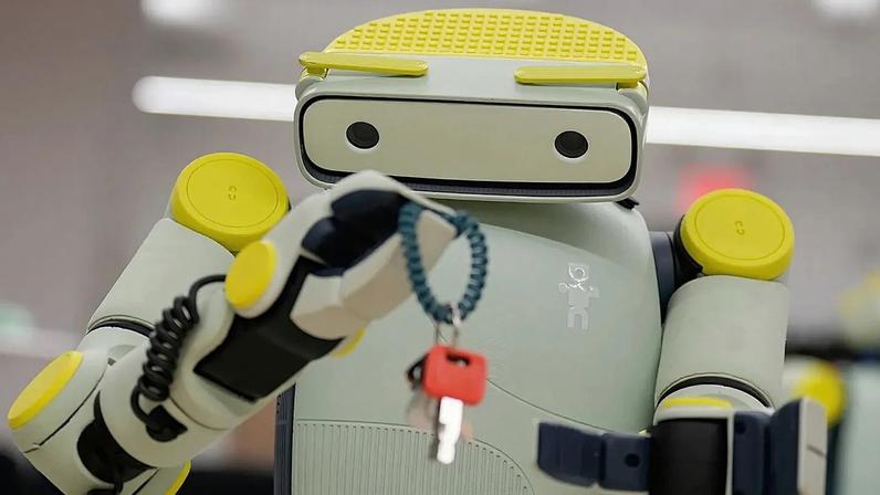 Operado à distância, o robô Sprout, da Fauna Robotics, demonstra a sua destreza em Nova Iorque, EUA, em janeiro de 2026.