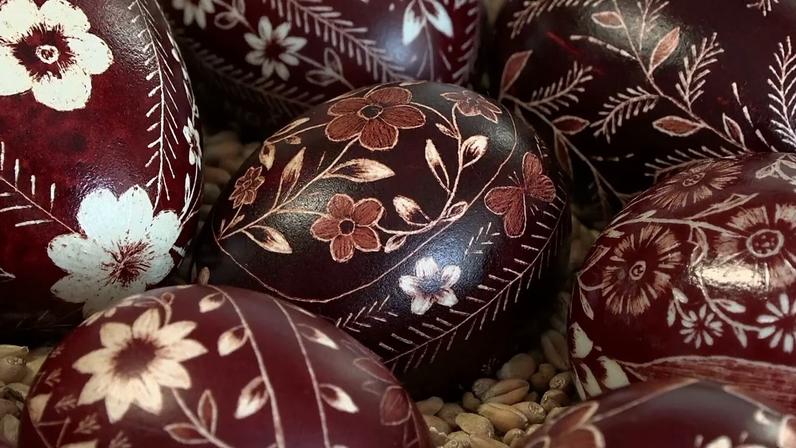 Ovos da Páscoa esculpidos à mão, Suhor, Eslovénia, 28 de março de 2026