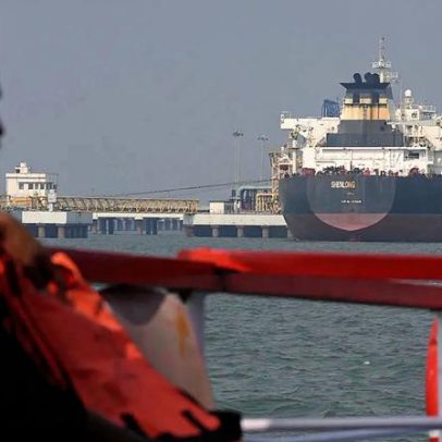 Irão exporta petróleo; navios passam pelo Estreito de Hormuz