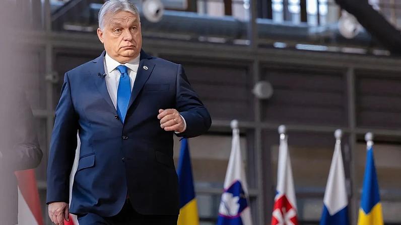 O primeiro-ministro húngaro, Viktor Orbán, chega a uma cimeira da UE no edifício do Conselho Europeu em Bruxelas, a 19 de março de 2026.