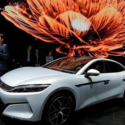 Lucro da BYD cai 19% após ano recorde, ultrapassa a Tesla nos elétricos