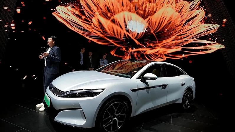 ARQUIVO - ARQUIVO - Um homem observa o modelo Han L EV da BYD no salão automóvel de Xangai, em 23 de abril de 2025. (Foto AP/Ng Han Guan, Arquivo)