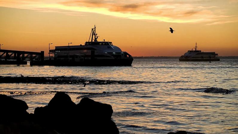 Ferries atravessam o rio Tejo em Lisboa ao nascer do sol, segunda-feira, 18 de outubro de 2010