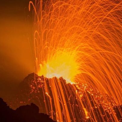 Lava atinge o oceano na ilha da Reunião pela primeira vez em quase 20 anos