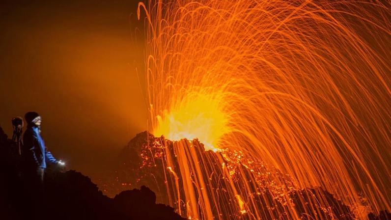 Lava atinge o oceano na ilha da Reunião pela primeira vez em quase 20 anos