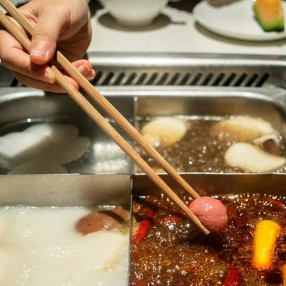 Robô dançante falha e lança pratos e pauzinhos num restaurante de hot pot