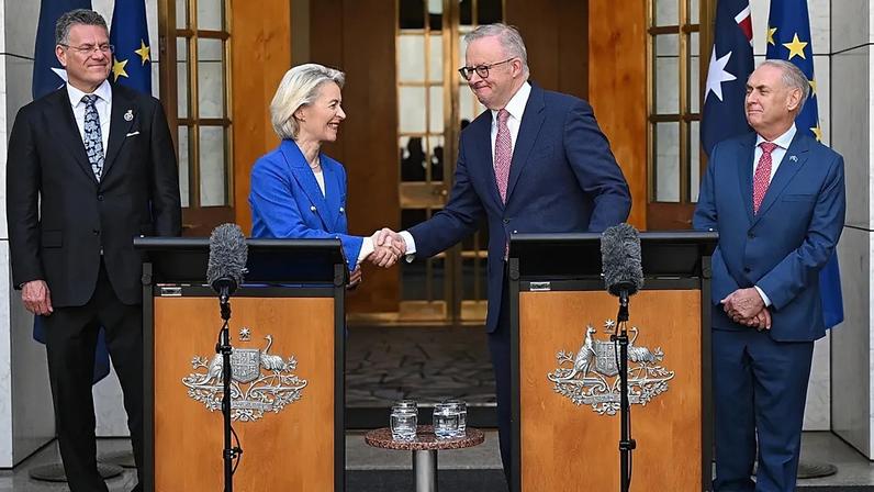 Arquivo - Ursula von der Leyen e Anthony Albanese após concluírem um acordo de comércio livre em Camberra, 24 de março de 2026.