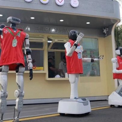 China abre primeira estação de voluntariado gerida por robôs num parque público