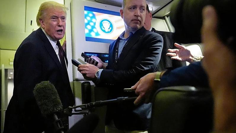 Presidente dos EUA Donald Trump fala com jornalistas a bordo do Air Force One, 15 de março de 2026
