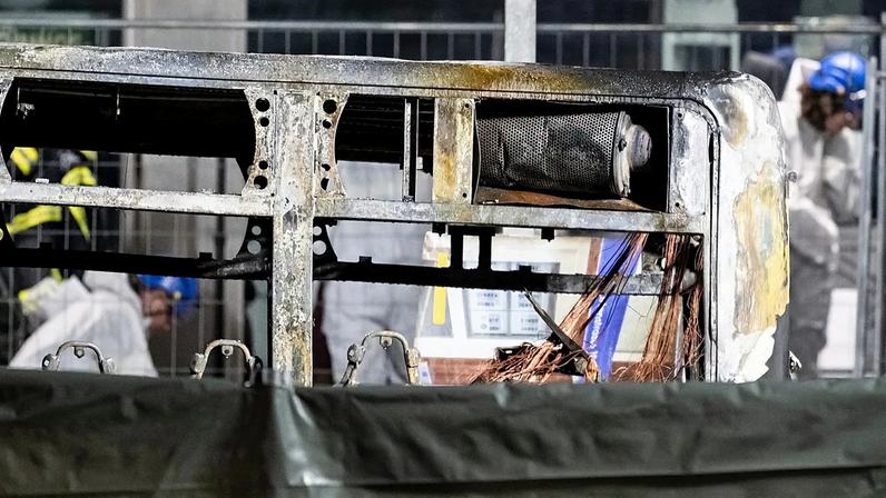 O autocarro em chamas na Suíça