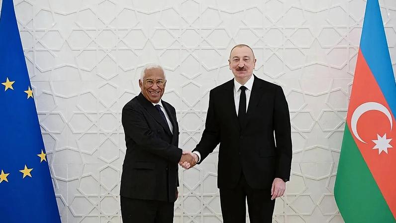 O Presidente do Azerbaijão, Ilham Aliyev, à direita, e o Presidente do Conselho Europeu, Antonio Costa, apertam as mãos durante a sua reunião em Baku, Azerbaijão, quarta-feira, 11 de março de 2026.