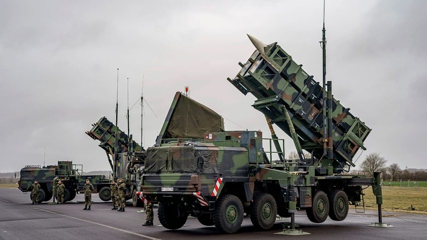 ARQUIVO - Sistemas de mísseis antiaéreos "Patriot" das forças alemãs Bundeswehr em Schwesing, Alemanha, 17 de março de 2022.