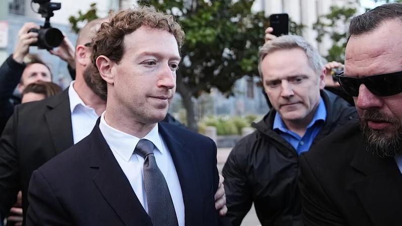 ARQUIVO - Mark Zuckerberg, presidente executivo da Meta, sai do tribunal após depor num julgamento histórico sobre redes sociais e crianças, 18 fevereiro 2026