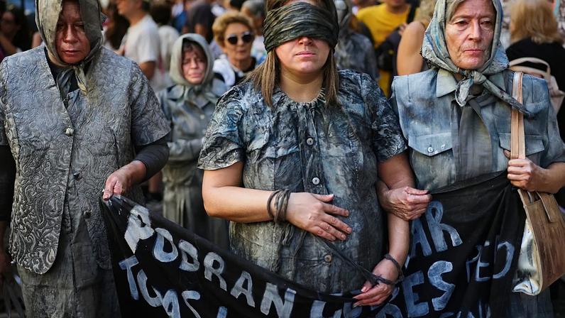 Ativistas manifestam-se num comício no aniversário do golpe que levou ao poder o regime militar (1976-1983), em Buenos Aires, Argentina