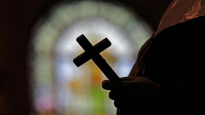 Imagem de uma cruz católica numa igreja