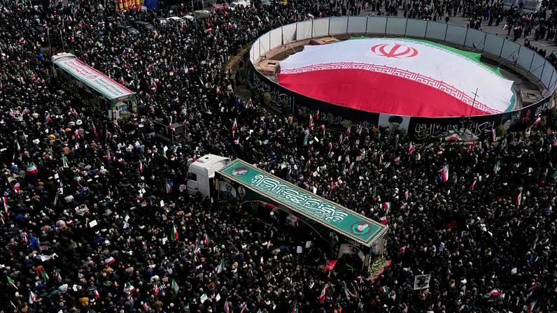 Enlutados participam no cortejo fúnebre de altos responsáveis militares iranianos e civis mortos durante a ofensiva EUA-Israel, em Teerão, Irão