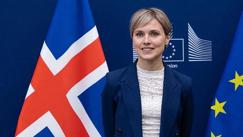 A Primeira-Ministra da Islândia, Kristrún Frostadóttir, antes de uma reunião com a Presidente da Comissão Europeia, Ursula von der Leyen, em Bruxelas, em abril de 2025.
