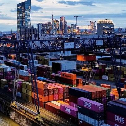 Comércio UE-EUA mantém-se firme apesar das tarifas, diz estudo