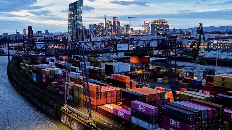 Contentores são armazenados num terminal de carga em Frankfurt, Alemanha, segunda-feira, 23 de fevereiro de 2026.