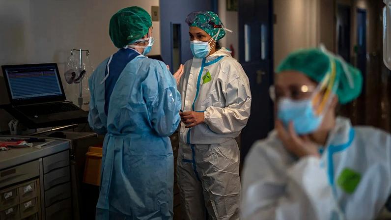 ARQUIVO: A enfermeira Marta Fernandez fala com outras enfermeiras na sala COVID-19 do Hospital del Mar em Barcelona, Espanha, a 18 de novembro de 2020.