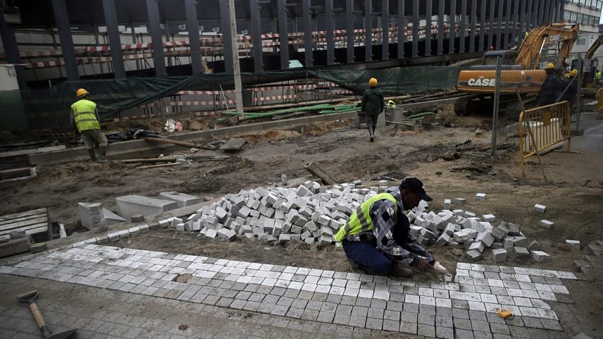 Trabalhador da construção alinha calçadas no chão, em Lisboa, na sexta-feira, 23 de Janeiro de 2015.