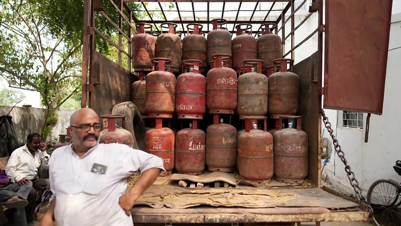 Dependência global de fósseis afeta restaurantes e semanas de quatro dias