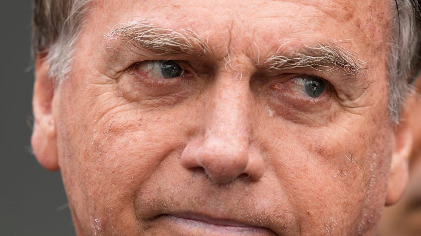 Ex-Presidente Jair Bolsonaro internado em cuidados intensivos