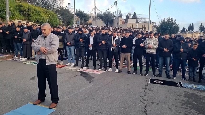 Fiéis rezam na rua nas celebrações do Eid al-Fitr